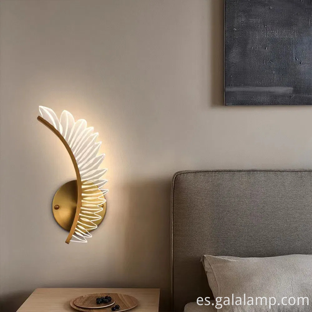 Elegante lámpara de pared de plumas acrílicas para interiores lujosos